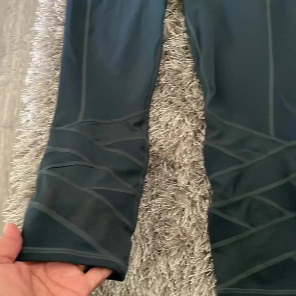 Athleta manta mesh Capri - Picture 3 of 9